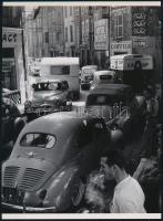cca 1950 Doisneau, Robert (1912-1994) francia fotóriporter és fotóművész felvétele (Párizsi csúcsforgalom), 1 db modern nagyítás, jelzés nélkül, 21x15 cm