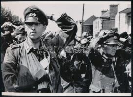 1944 Robert Capa (1913-1954) (eredeti neve Friedmann Endre) magyar - francia fotóriporter felvétele (1944.augusztus, német katonák fogságban), 1 db modern nagyítás, jelzés nélkül, 15x21 cm