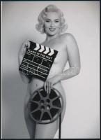 cca 1952 "Az operatőr asszisztense", szolidan erotikus felvétel, 1 db modern nagyítás jelzés nélkül, 21x15 cm