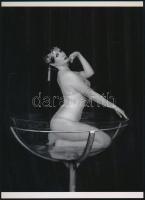 cca 1981 "Az új koktélos lány specialitása", szolidan erotikus felvétel, 1 db modern nagyítás jelzés nélkül, 21x15 cm