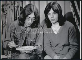 cca 1965 John Lennon és Mick Jagger, ritkán készült közös felvétel a két zenei ikonról, 1 db modern nagyítás jelzés nélkül, 15x21 cm