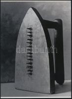 1921 Man Ray (1890-1976) amerikai fotóművész, a dadaizmus és a szürrealizmus egyik meghatározó művészének alkotása (Ajándék), 1 db modern nagyítás, jelzés nélkül, 21x15 cm