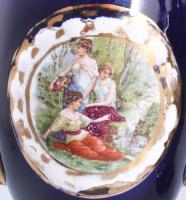 3 darabos Alt Wien készlet, két füles urnaváza mitológiai jelenettel, egyiken kis mázhiba 22 cm + bo...