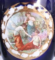 3 darabos Alt Wien készlet, két füles urnaváza mitológiai jelenettel, egyiken kis mázhiba 22 cm + bo...