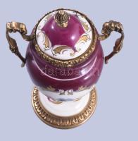 Kis urnaváza virágos dekorral, fém szerelékkel 17 cm