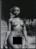 cca 1980 "Egzotikum Afrikából", szolidan erotikus felvétel, 1 db modern nagyítás jelzés nélkül, 21x15 cm