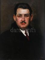 Karlovszky Bertalan (1858-1938): Juwelier Géza szőnyegkereskedő portréja, 1921. Olaj, fatábla. Jelezve jobbra lent: Karlovszky Bertalan 1921. Dekoratív, kissé sérült fakeretben. 61x47,5 cm. A budapesti szőnyegkereskedő a XIX. sz végének és a XX. sz. első felének népszerű portréfestőjével, Karlovszky Bertalannal örökíttette meg magát. A kárpátaljai, munkácsi születésű későbbi festő az 1870-es évek közepén a budapesti kadétiskolában kezdte karrierjét, az ott készített rajzaival felhívta magára a figyelmet és egyik felettese eltanácsolta a katonai pályáról. Karlovszky a budapesti Mintarajziskolába iratkozott be először, majd elment tanulni Münchenbe Benczúr Gyulához az Akadémiára, utóbbi csak 1883-ban tért vissza Budapestre mint az újonnan alapított Mesteriskola igazgatója. Bajorország fővárosában négy évig tartózkodott és utána Párizsba utazott, ahol Munkácsy Mihály mellett képezte magát és a francia fővárosban kivívta a közönség érdeklődését. Hazatérte után a portréfestészettel kereste meg a kenyerét és ezen területen mesteri módon működött, amelyről az árverésünkön szereplő festménye is tanúbizonyságot tesz.