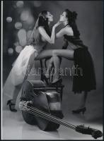 cca 1989 "Ketten vannak egy csellóra", szolidan erotikus felvétel, 1 db modern nagyítás jelzés nélkül, 21x15 cm