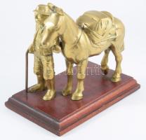 Aranyásó a lovával. Réz szobor, fa talapzaton j.n. 20x20 cm