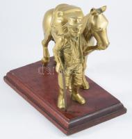 Aranyásó a lovával. Réz szobor, fa talapzaton j.n. 20x20 cm