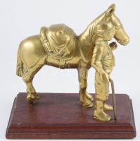 Aranyásó a lovával. Réz szobor, fa talapzaton j.n. 20x20 cm