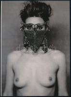 cca 1930 "Egy álarcosbál titokzatos szépsége", szolidan erotikus felvétel, 1 db modern nagyítás, jelzés nélkül, 21x15 cm