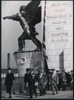 cca 1937 Horthy Miklós kormányzó a Horthy Miklós hídon, a "Haditengerészeti hősi emlékműnél", 1 db modern nagyítás, jelzés nélkül, 21x15 cm