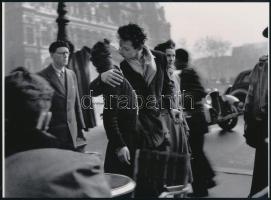 1951 Doisneau, Robert (1912-1994) francia fotóriporter és fotóművész felvétele (Csók), 1 db modern nagyítás, jelzés nélkül, 15x21 cm