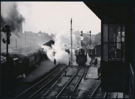 1955 Járai Rudolf (1913-1993) budapesti fotóriporter felvétele (Nyugati pályaudvar), 1 db modern nagyítás, jelzés nélkül, 15x21 cm