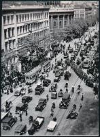 cca 1930 Budapesti csúcsforgalomban várakozik az 5-ös villamos járat, 1 db modern nagyítás, jelzés nélkül, 21x15 cm