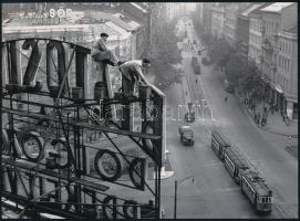 cca 1950 Budapest, Oktogon, a neon reklámok karbantartása, 1 db modern nagyítás, jelzés nélkül, 15x21 cm