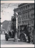 cca 1930 Budapest, benzinkút a Kálvin téren, 1 db modern nagyítás, jelzés nélkül, 21x15 cm