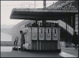 cca 1965 Budapest, KÖZÉRT automata a Margit hídnál, 1 db modern nagyítás, jelzés nélkül, 15x21 cm