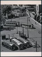 cca 1947 Budapest, villamosforduló és autóbusz-végállomás a lerombolt Erzsébet híd pesti hídfőjénél, 1 db modern nagyítás, jelzés nélkül, 21x15 cm