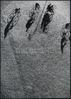 cca 1949 Elkán László (később Lucien Hervé) (1910-2007) magyar - francia fotóművész felvétele Kerékpárosok Párizsban), 1 db modern nagyítás jelzés nélkül, 21x15 cm