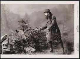 cca 1890 Brassó, Adler fényképész műtermében a bátor vadász, egy szál tőrrel a vadkan ellen, 1 db modern nagyítás, jelzés nélkül, 15x21 cm