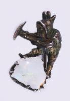 Ezüst (Ag) bross, bányásztörpe figurája, aki egy befoglalt opált csákányoz, bruttó 2,1g