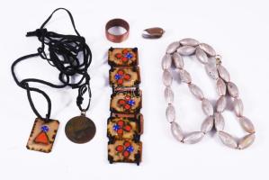 Ház alakú ékszeres doboz, benne bizsukkal