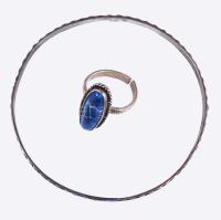 Ezüst (Ag) gyűrű és karkötő, zománcozott díszítéssel, a gyűrűben kék kővel, bruttó 15,5g