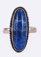 Ezüst (Ag) gyűrű és karkötő, zománcozott díszítéssel, a gyűrűben kék kővel, bruttó 15,5g