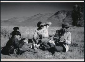 1941 Ernest Hemingway (1899-1961) amerikai író a családjával piknikezik (Idaho), Robert Capa (1913-1954) (eredeti neve Friedmann Endre) magyar - francia fotóriporter felvétele, 1 db modern nagyítás, jelzés nélkül, 15x21 cm