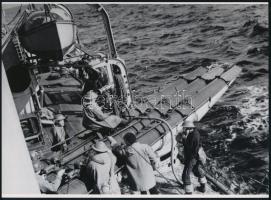1941 Robert Capa (1913-1954) (eredeti neve Friedmann Endre) magyar - francia fotóriporter felvétele (Egy szövetséges torpedóromboló hajó fedélzetén), 1 db modern nagyítás, jelzés nélkül, 15x21 cm