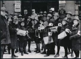 cca 1914 Müllner János (1870-1925) budapesti fényképész felvétele (adományt gyűjtő cserkészek "bevetés" előtt), 1 db modern nagyítás, jelzés nélkül, 15x21 cm