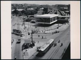 cca 1965 Budapest, Déli pályaudvar, autóbusszal és villamossal, 1 db modern nagyítás, jelzés nélkül, 15x21 cm