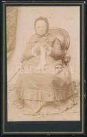 cca 1880 Kötögető idős hölgy portréja, keményhátú fotó, 10,5×6,5 cm