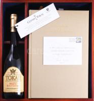 Chronica Hungarorum 1473. [Budai krónika.] Fakszimile kiadás és kísérőkötet. Latin szöveg, magyar fordítás és tanulmány. Szerkesztő: Farkas Gábor Farkas, Varga Bernadett. Bp. 2023. Országos Széchényi Könyvtár. 136 + 324 p. Megjelent 200 példány díszkötésben, ez a 133. sz. 1473. június 5-én fejezte be Hess András Budán a Chronica Hungarorum nyomtatását. Az első magyar földön nyomtatott könyv nemcsak korai megjelenésével, hanem tartalmával is kivívta a későbbi századok bibliofiljeinek figyelmét. Ugyanis nem ismerünk arra példát, hogy egy ország nyomdászattörténete egy nép históriájának kiadásával kezdődne. A magyarok krónikája több történeti mű összeolvasztása révén jött létre. Első része egy 14. századi kompozíció, amely a magyarok történetét a honfoglalástól 1334-ig tárgyalja. A Budai krónika második szövegegysége Károly Róbert uralkodásának végét, az 1335 és 1342 közötti korszak eseményeit tartalmazza. A harmadik rész Nagy Lajos király történetét taglalja, míg a negyedik egység, az 1382 és 1468 közötti időszak a Hunyadi Mátyás uralkodásával kapcsolatos eseményeket ismerteti. A feltételezhetően kétszáz-kétszázötven kötetből mindössze tíz maradt fenn a világon, ezekből kettőt őriznek Magyarországon, az Országos Széchényi Könyvtárban és az ELTE Egyetemi Könyvtárban. A nemzeti könyvtár példányát 1843-ban József főherceg, Magyarország nádora vásárolta a gyűjteménynek. A különleges kiadvány nemcsak a magyarok krónikájának hasonmását tartalmazza, hanem a latin szövegét és annak javított magyar fordítását is. Hess így említi ajánlásában: "óriási és sok napot igénylő munkát vállaltam magamra, tudniillik Pannónia Krónikájának kinyomtatását, tehát olyan munkát, amely hitem szerint minden magyar ember számára kedves és szívderítő." (Az Országos Széchényi Könyvtár ismertetője jubileumi kiadványáról.) A fakszimile kötet kiadói, fatáblás, vakdombor-nyomásos, bordázott gerincű egészbőr-kötésben. A latin szöveg, fordítás és tanulmány kiadói, aranyozott egészvászon-kötésben. A kötetek mellé a Grand Tokaj Borászat, 2001-es, 6 puttonyos aszuja mellékelve. Kiadói, mahagóni színű, fém-csattal záródó fa-díszdobozban, új állapotban. Díszdoboz: 33x33x8,5 cm