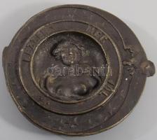 Erotikus témájú fém asztaldísz, d: 12,5 cm