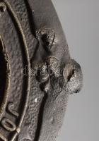 Erotikus témájú fém asztaldísz, d: 12,5 cm