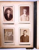 cca 1880 Fa borítású régi fotóalbum, benne 30 db fotóval, széteső állapotban, 28×23 cm