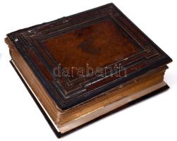 cca 1880 Fa borítású régi fotóalbum, benne 30 db fotóval, széteső állapotban, 28×23 cm