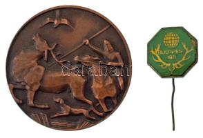 Olcsai Kiss Zoltán (1895-1981) 1971. "Vadászati Világkiállítás III. Díj" kétoldalas bronz díjérem (45mm) + "Vadászati Világkiállítás" műgyantás jelvény (törött tű) T:AU,XF