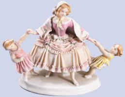 Ens anyuka, gyermekekkel. porcelán, kézzel festett, jelzett, minimális lepattanással 27x21 cm