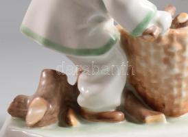 Zsolnay Rőzsegyűjtő gyermek. Terv.: Sinkó András. Jelzett, hibátlan, m: 14,5 cm