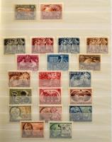 1950-2011 Szépen rendezett magyar postatiszta gyűjtemény sorokkal, blokkokkal, kisívekkel, 4 db Leuchtturm A/4 berakóban