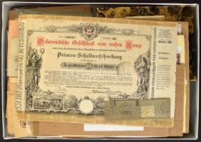 Átnézetlen kis hagyaték tétel, benne levelezőlapok, levelek, okmánybélyegek, iratok, bélyegek kis pergamen zacskókban, rengeteg Turul bélyeg kis dobozban, stb. érdemes átnézni! Lapos karton dobozban