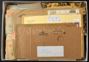 Átnézetlen kis hagyaték tétel, benne levelezőlapok, levelek, okmánybélyegek, iratok, bélyegek kis pe...