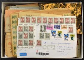 Átnézetlen kis hagyaték tétel, benne levelezőlapok, levelek, okmánybélyegek, iratok, bélyegek kis pe...