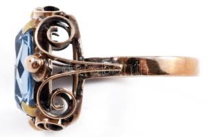 Arany (Au) ékszer szett, gyűrűs és fülbevaló pár, 14k, kék kő berakással, m: 54, jelzett, bruttó 8,1...