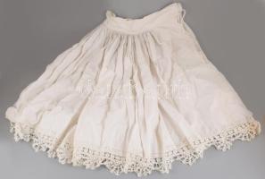 Régi alsóöltözetek: szoknya, mellény, kötény. hímzett és csipkés