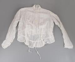 Régi alsóöltözetek: szoknya, mellény, kötény. hímzett és csipkés